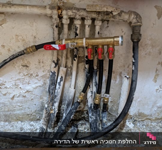 התקנת מרכזיית מים פליז וחיבור צנרת מים גמישה